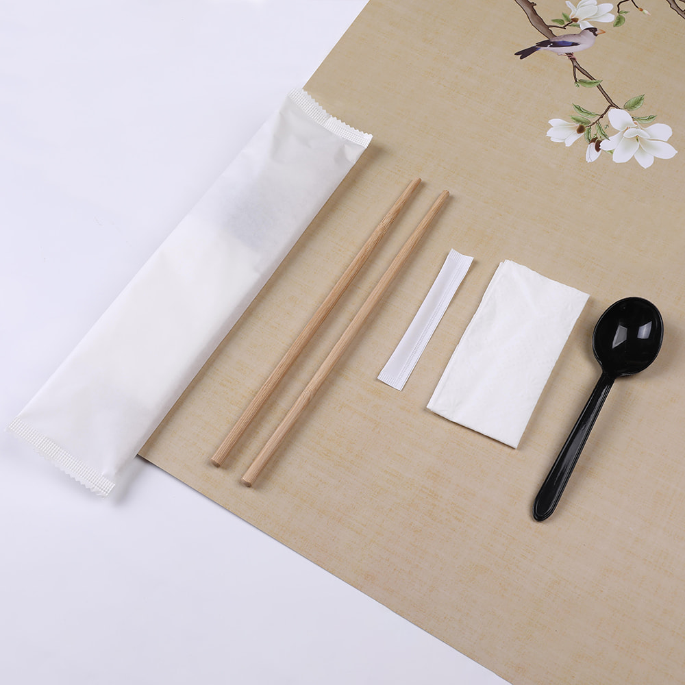 Bamboo Disposable Four Piece Tableware Set Para sa Chopsticks Spoons Toothpicks Paper Towels Takeaway Cutlery Kraft Paper Set